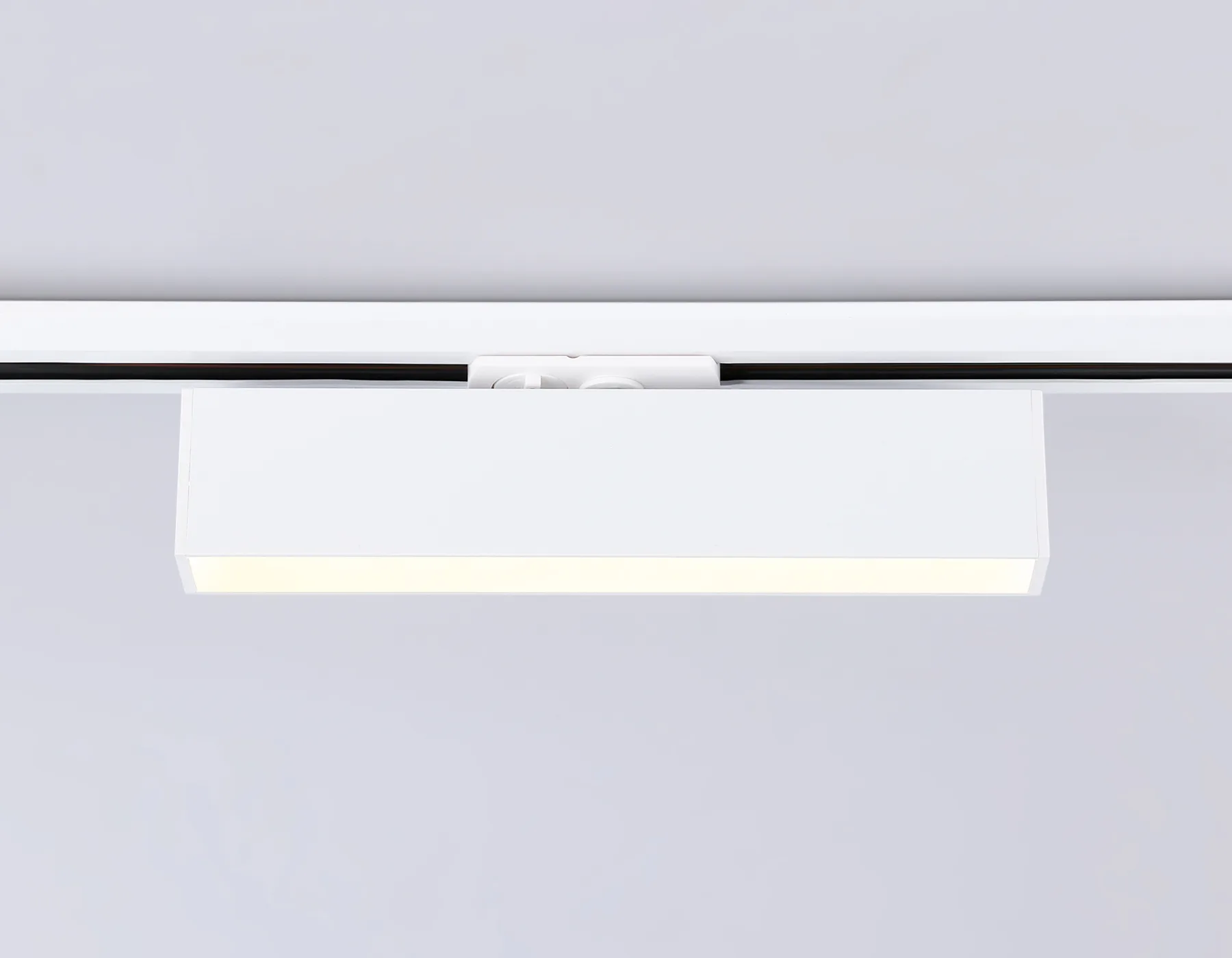 Трековый линейный светильник 3000K 12Вт 120° GL6761 WH белый LED 12W 3000K 300*22*48 Ambrella Light 9