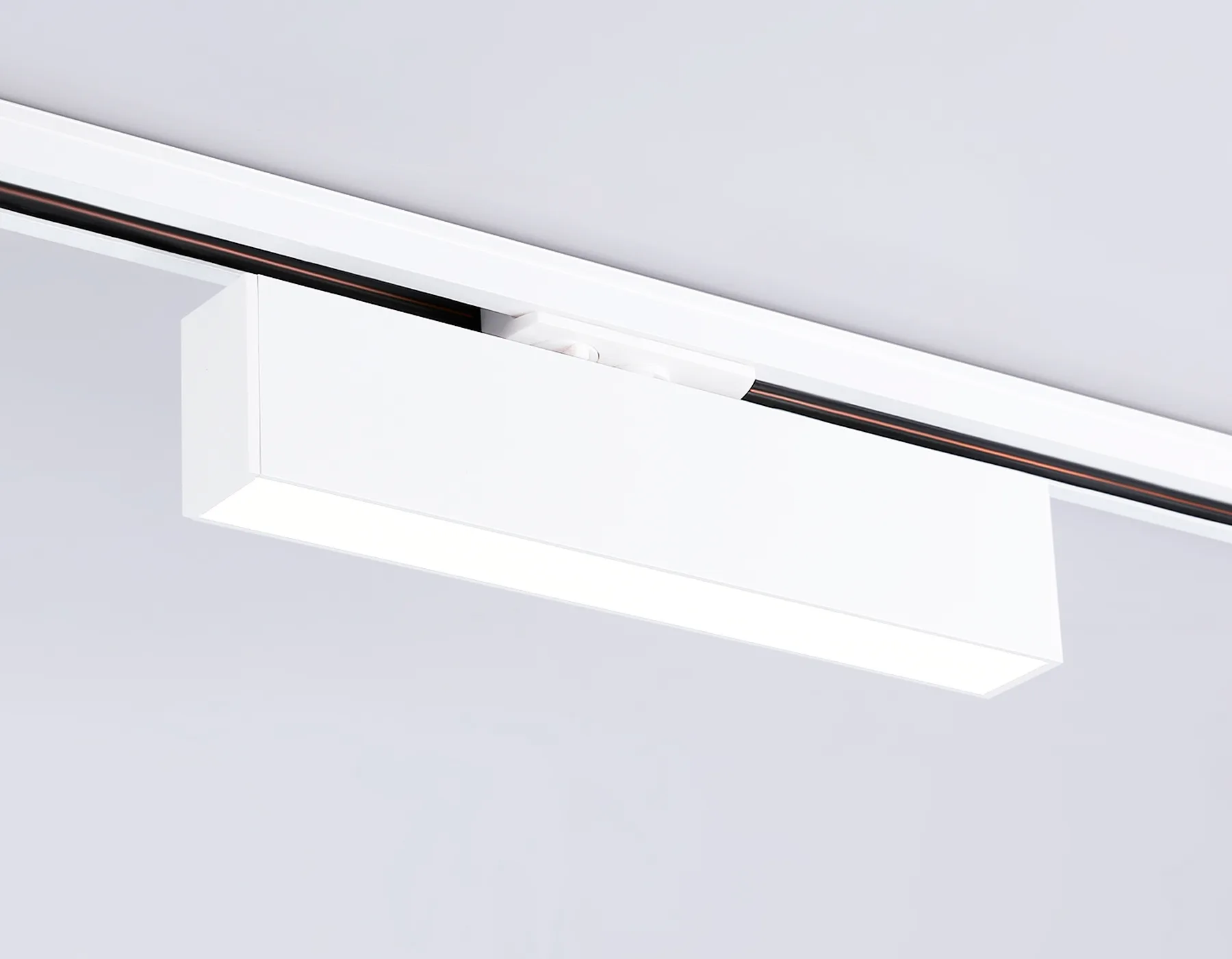 Трековый линейный светильник 4000K 12Вт 120° GL6763 WH белый LED 12W 4200K 300*22*48 Ambrella Light 10