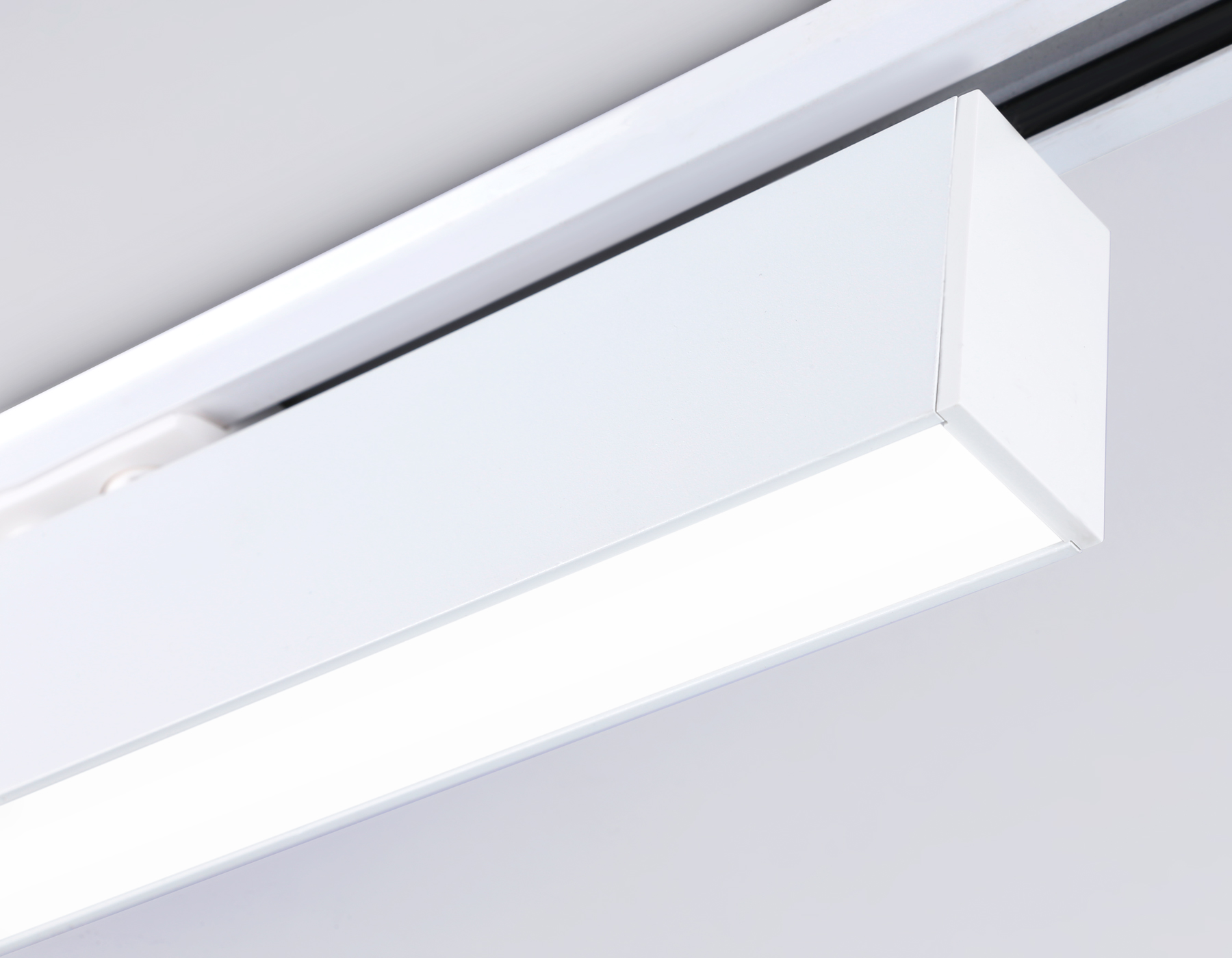 Трековый однофазный светодиодный светильник GL6772 WH белый LED 24W 4200K 600*22*48 Ambrella Light 12