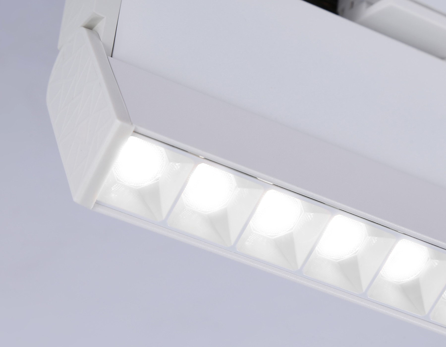 Трековый однофазный светодиодный светильник GL6816 WH белый LED 12W 4200K 24° 230*22*87 Ambrella Light 12