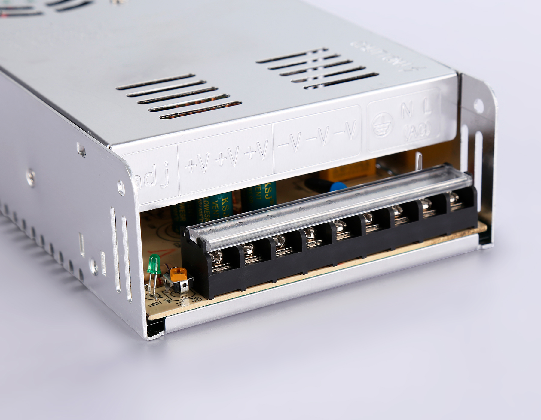 Блок питания для светодиодной ленты 12V 400W 33.3A IP20 90-260V 215*115*50 GS9552 GS9552 блок питания 12V 400W 33.3A IP20 90-260V 215*115*50 Ambrella Light 7